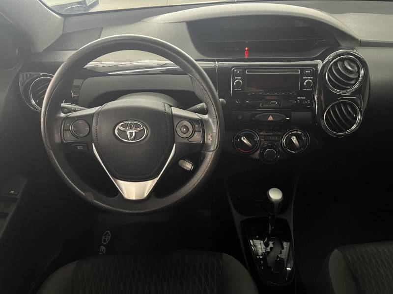 TOYOTA - ETIOS - 2017/2018 - Prata - Sob Consulta