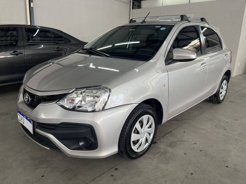 TOYOTA - ETIOS - 2017/2018 - Prata - Sob Consulta