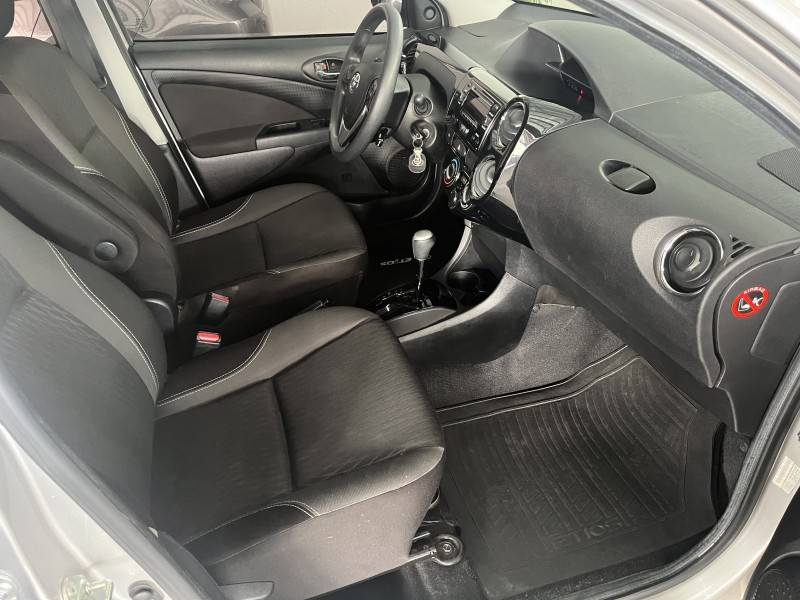 TOYOTA - ETIOS - 2017/2018 - Prata - Sob Consulta