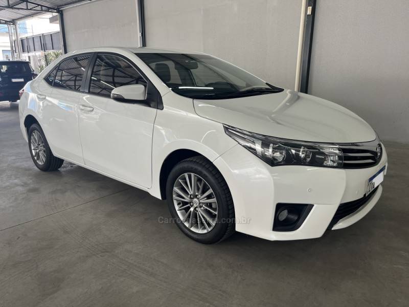 TOYOTA - COROLLA - 2016/2017 - Branca - R$ 93.500,00