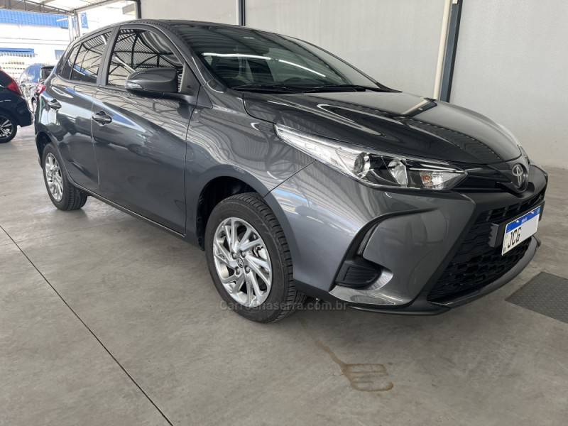 TOYOTA - YARIS - 2023/2024 - Cinza - Sob Consulta