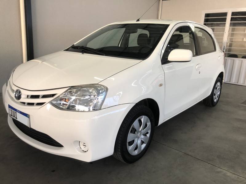 TOYOTA - ETIOS - 2013/2013 - Branca - Sob Consulta
