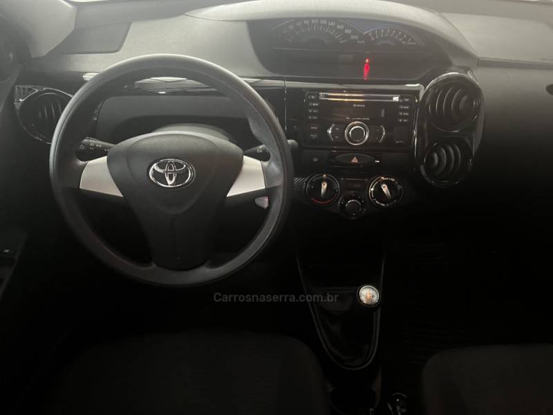 TOYOTA - ETIOS - 2014/2014 - Prata - Sob Consulta