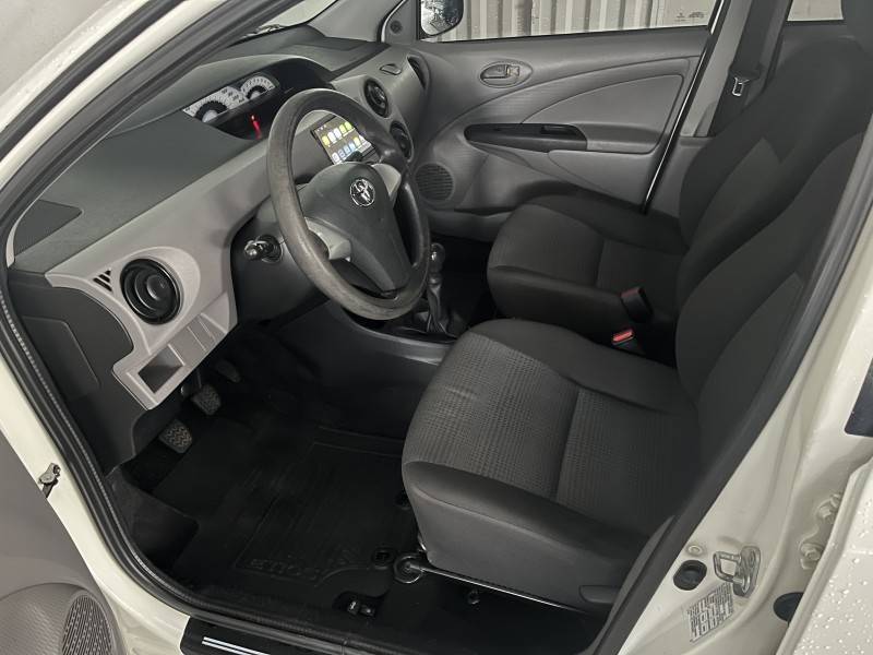 TOYOTA - ETIOS - 2013/2013 - Branca - Sob Consulta