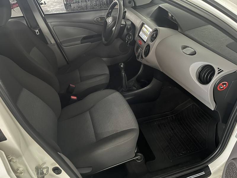 TOYOTA - ETIOS - 2013/2013 - Branca - Sob Consulta