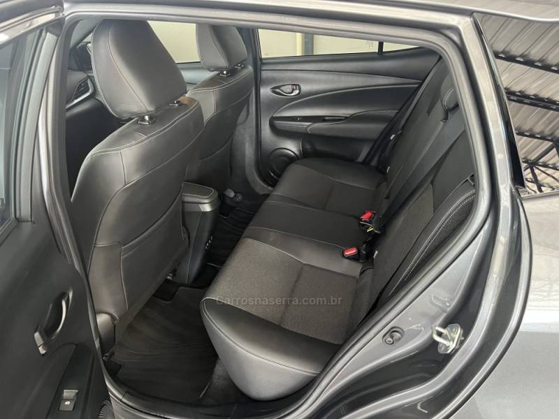TOYOTA - YARIS - 2023/2024 - Cinza - Sob Consulta