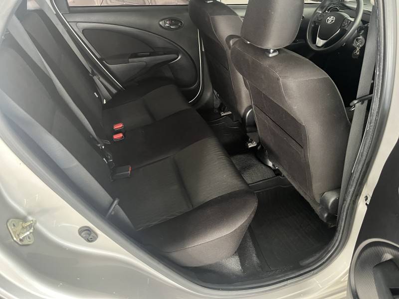 TOYOTA - ETIOS - 2017/2018 - Prata - Sob Consulta