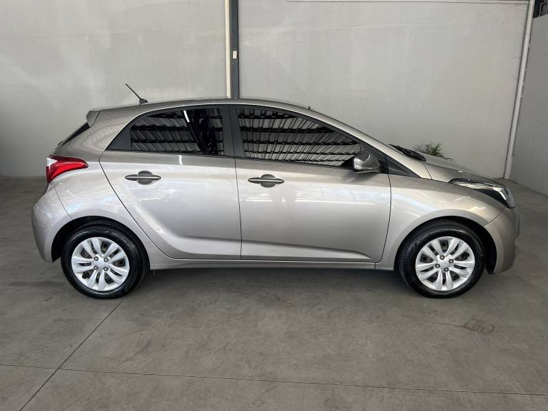 HYUNDAI - HB20 - 2017/2018 - Prata - R$ 56.900,00