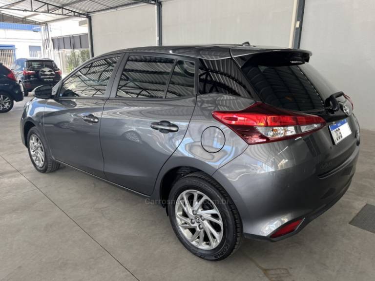 TOYOTA - YARIS - 2023/2024 - Cinza - Sob Consulta