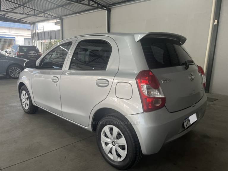 TOYOTA - ETIOS - 2014/2014 - Prata - Sob Consulta