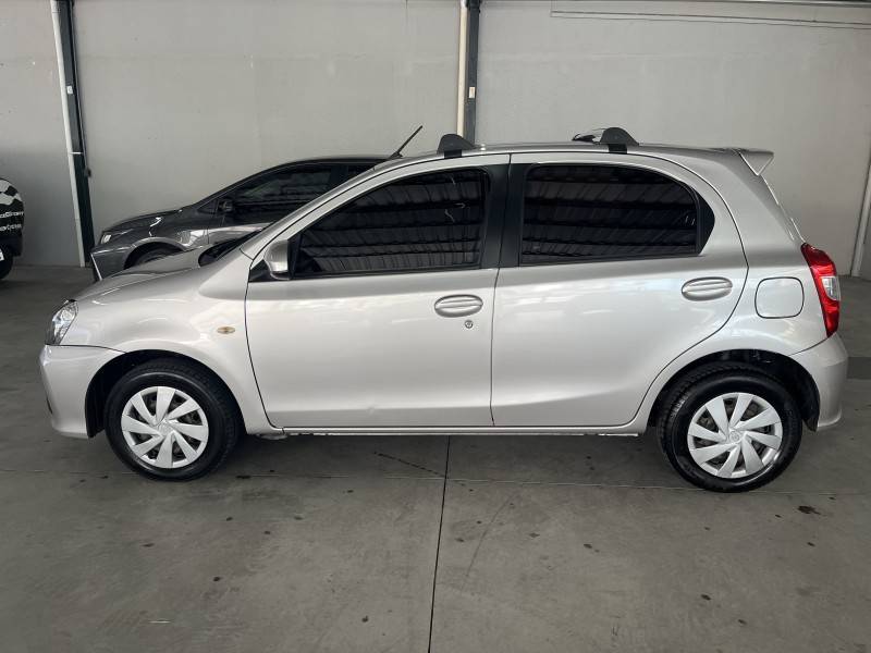 TOYOTA - ETIOS - 2017/2018 - Prata - Sob Consulta