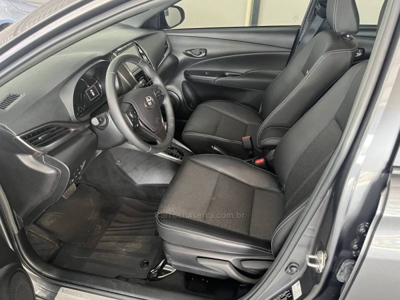TOYOTA - YARIS - 2023/2024 - Cinza - Sob Consulta