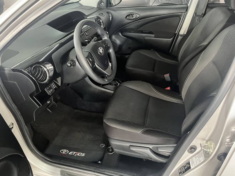 TOYOTA - ETIOS - 2017/2018 - Prata - Sob Consulta