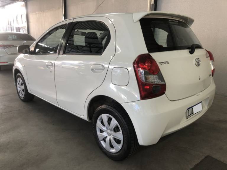 TOYOTA - ETIOS - 2013/2013 - Branca - Sob Consulta