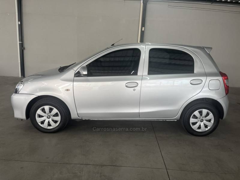TOYOTA - ETIOS - 2014/2014 - Prata - Sob Consulta
