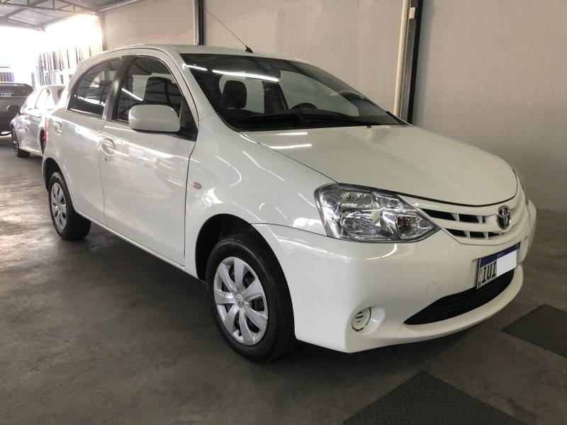 TOYOTA - ETIOS - 2013/2013 - Branca - Sob Consulta