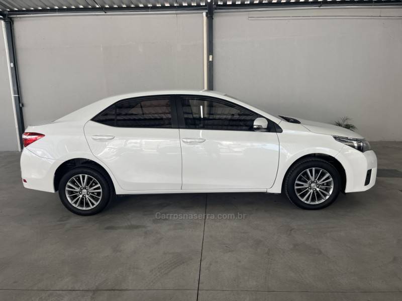 TOYOTA - COROLLA - 2016/2017 - Branca - R$ 93.500,00