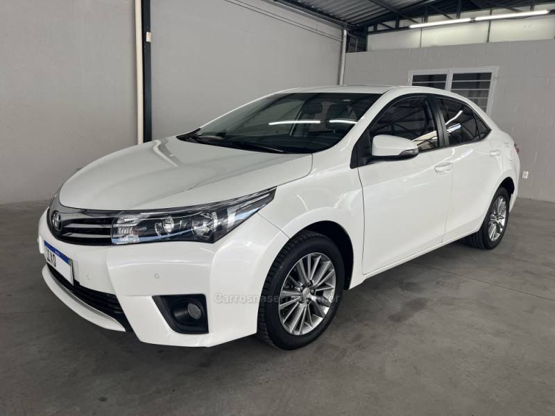 TOYOTA - COROLLA - 2016/2017 - Branca - R$ 93.500,00