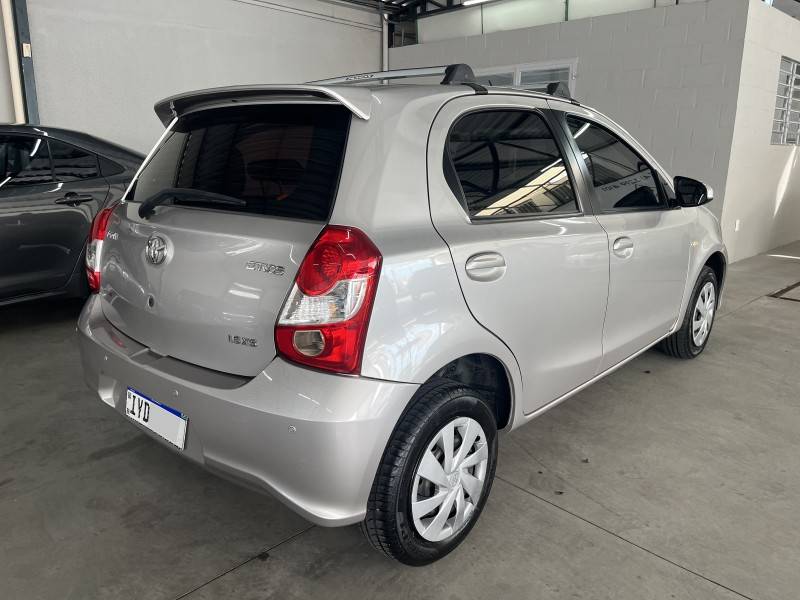 TOYOTA - ETIOS - 2017/2018 - Prata - Sob Consulta