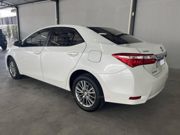 TOYOTA - COROLLA - 2016/2017 - Branca - R$ 93.500,00