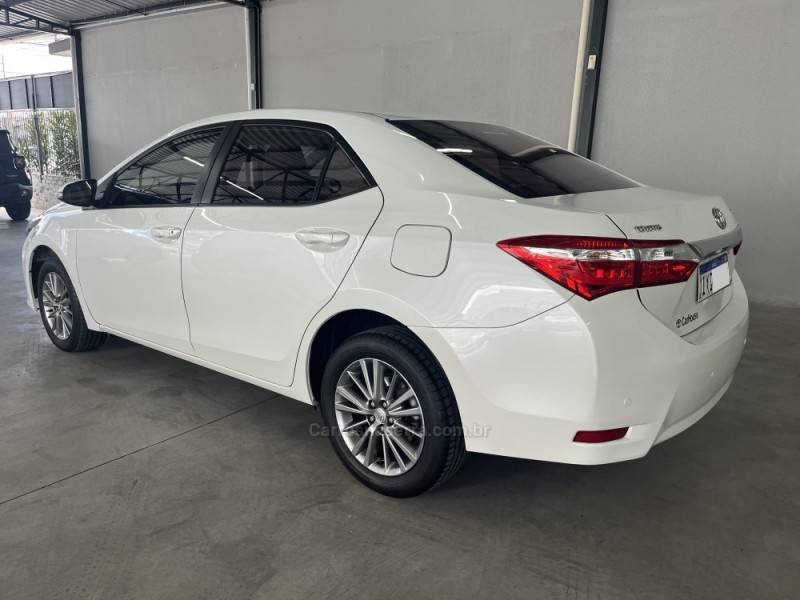TOYOTA - COROLLA - 2016/2017 - Branca - R$ 93.500,00