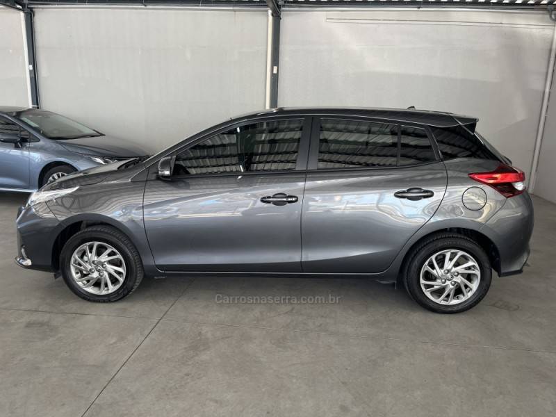 TOYOTA - YARIS - 2023/2024 - Cinza - Sob Consulta
