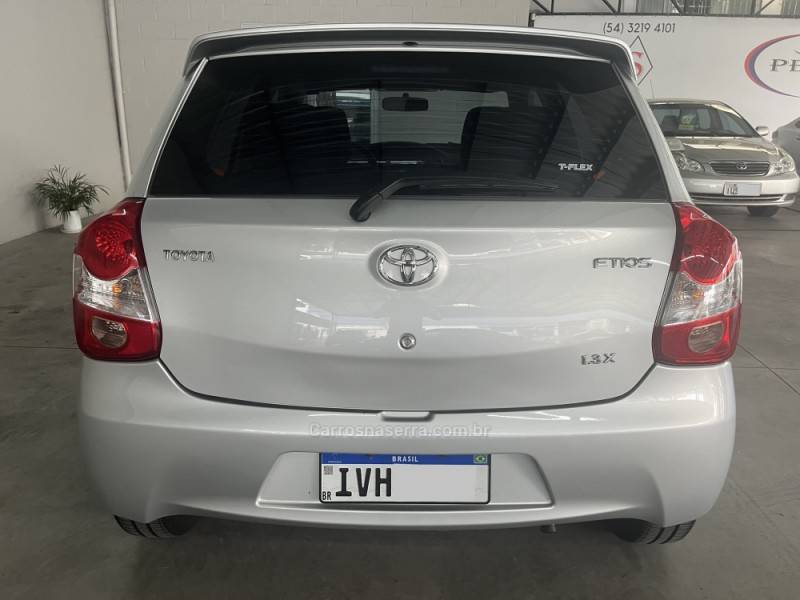 TOYOTA - ETIOS - 2014/2014 - Prata - Sob Consulta