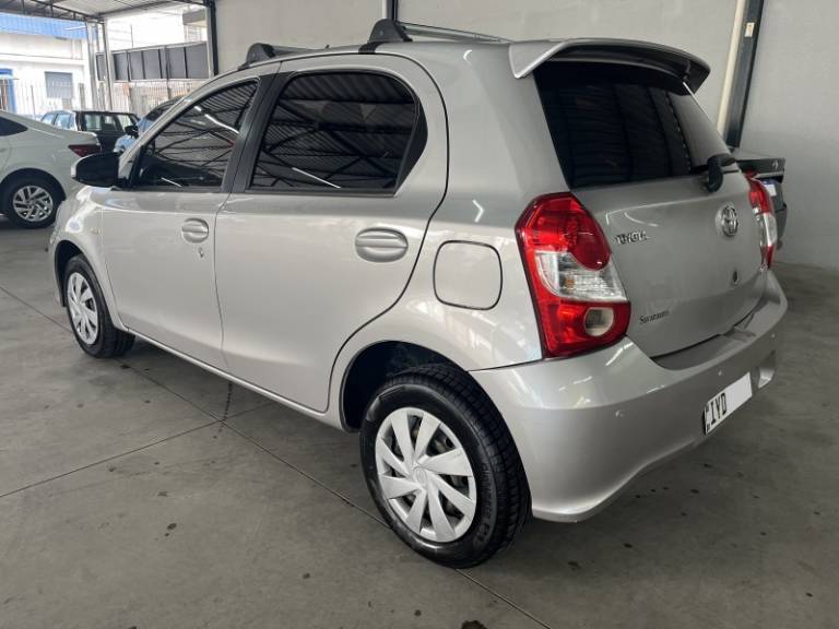 TOYOTA - ETIOS - 2017/2018 - Prata - Sob Consulta