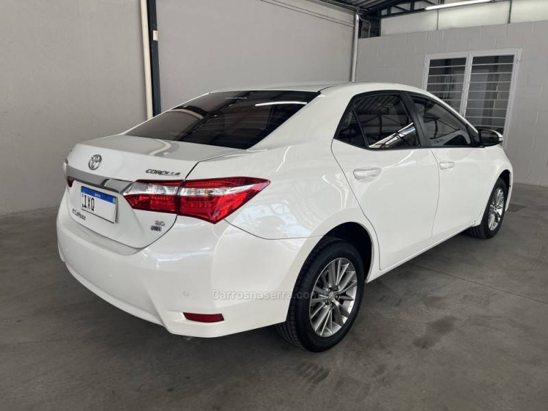 TOYOTA - COROLLA - 2016/2017 - Branca - R$ 93.500,00