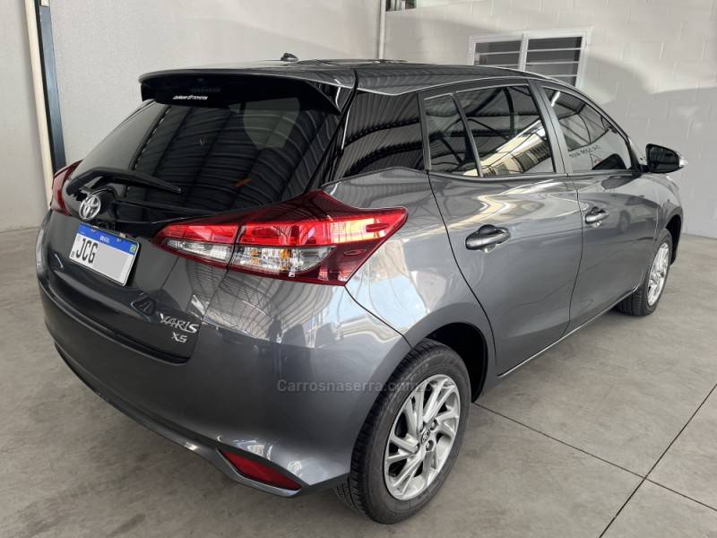 TOYOTA - YARIS - 2023/2024 - Cinza - Sob Consulta