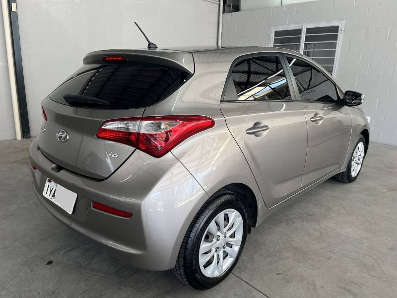 HYUNDAI - HB20 - 2017/2018 - Prata - R$ 56.900,00