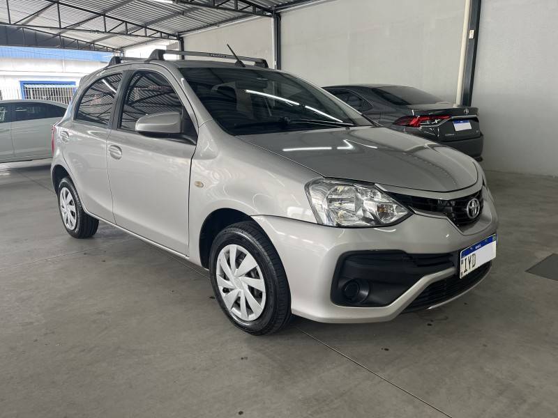 TOYOTA - ETIOS - 2017/2018 - Prata - Sob Consulta