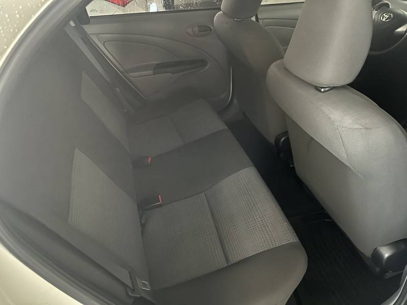 TOYOTA - ETIOS - 2013/2013 - Branca - Sob Consulta