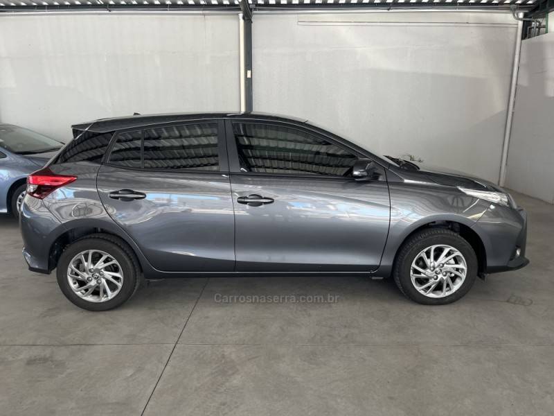 TOYOTA - YARIS - 2023/2024 - Cinza - Sob Consulta