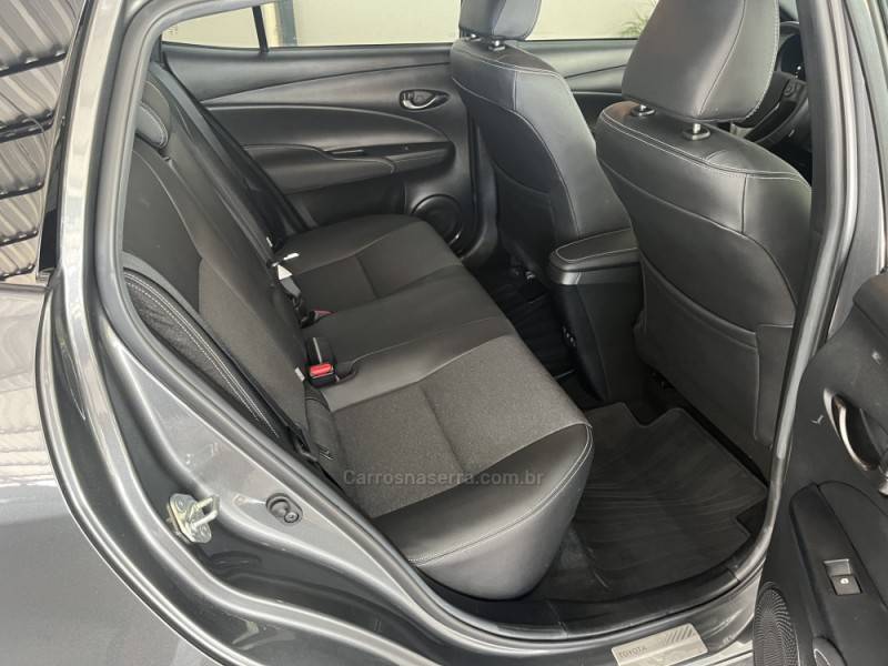 TOYOTA - YARIS - 2023/2024 - Cinza - Sob Consulta