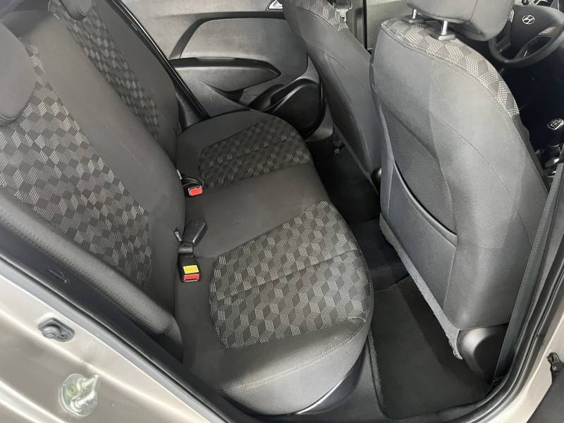 HYUNDAI - HB20 - 2017/2018 - Prata - R$ 56.900,00