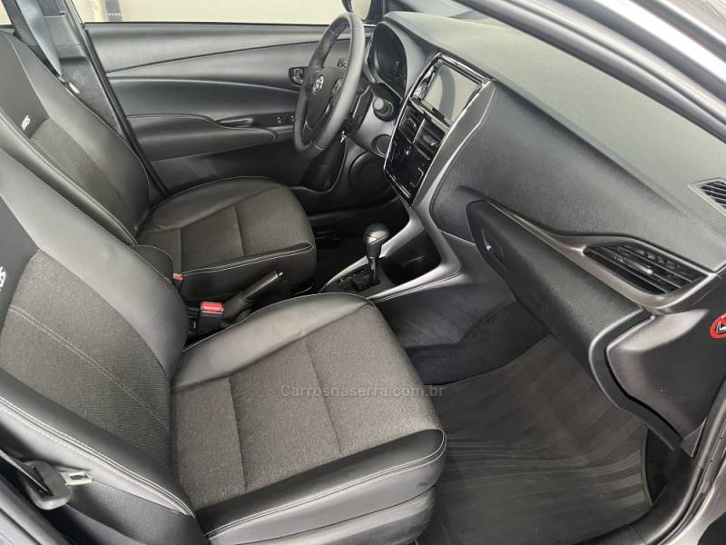TOYOTA - YARIS - 2023/2024 - Cinza - Sob Consulta