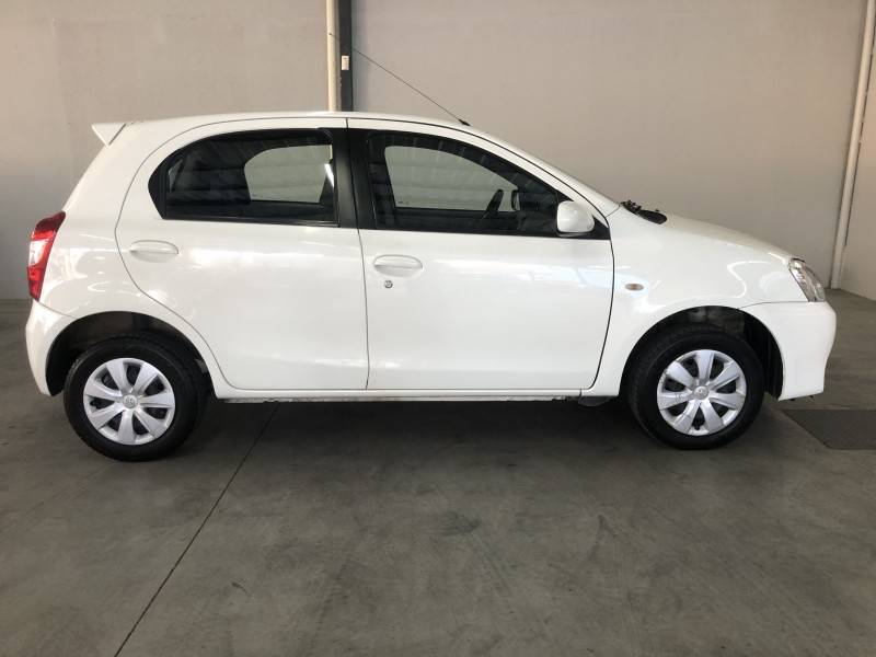 TOYOTA - ETIOS - 2013/2013 - Branca - Sob Consulta
