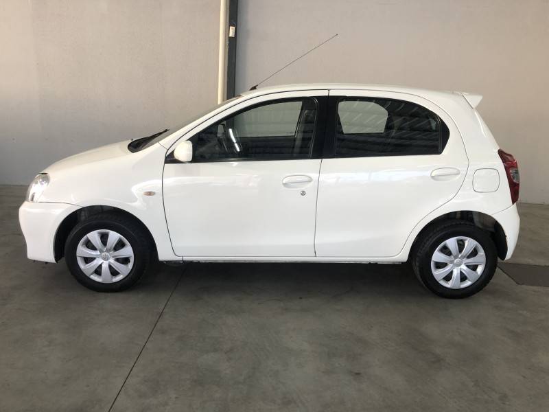 TOYOTA - ETIOS - 2013/2013 - Branca - Sob Consulta